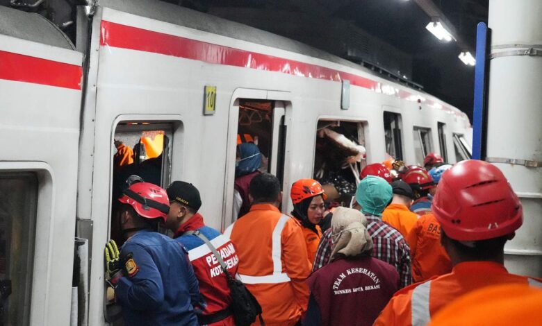 Violenta colisión entre dos trenes mata al menos a siete personas en Indonesia Violenta colisión entre dos trenes mata al menos a siete personas en Indonesia